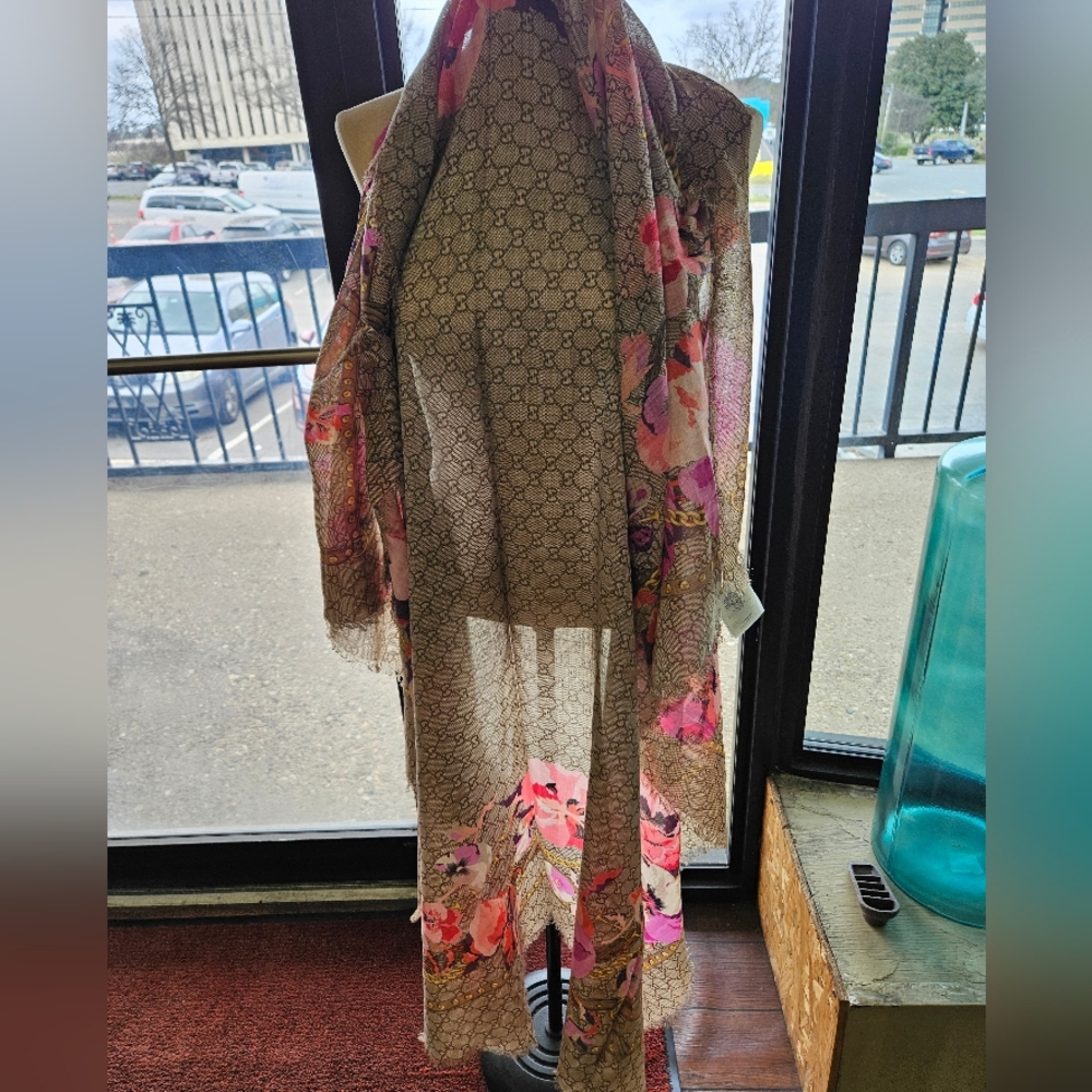 Gucci Beige and Pink Patterned Scarf - Picture 4 of 6